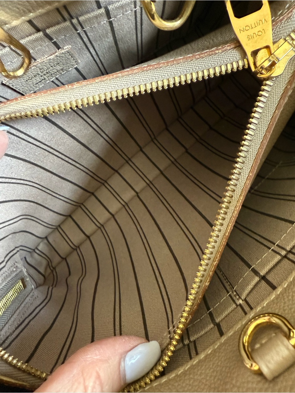 NWT!! Louis Vuitton Monogram Empreinte Handle Satchel/Crossbody. Neutral/taupe - Picture 11 of 15